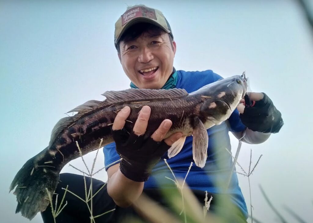 釣れた魚を喜ぶ男性