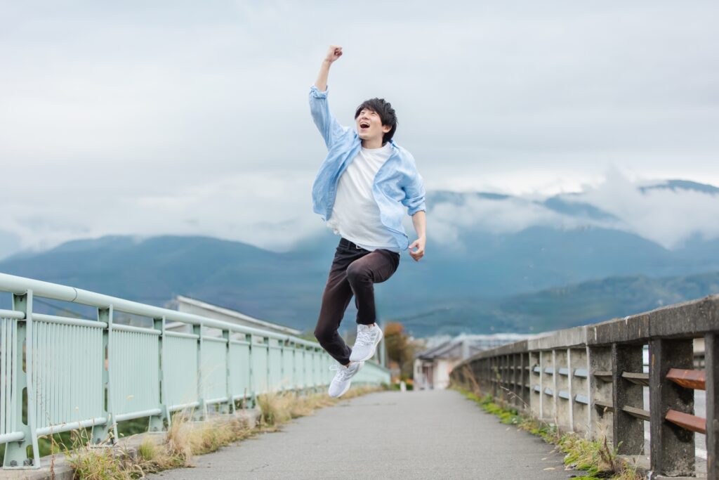 橋の上でジャンプする男性