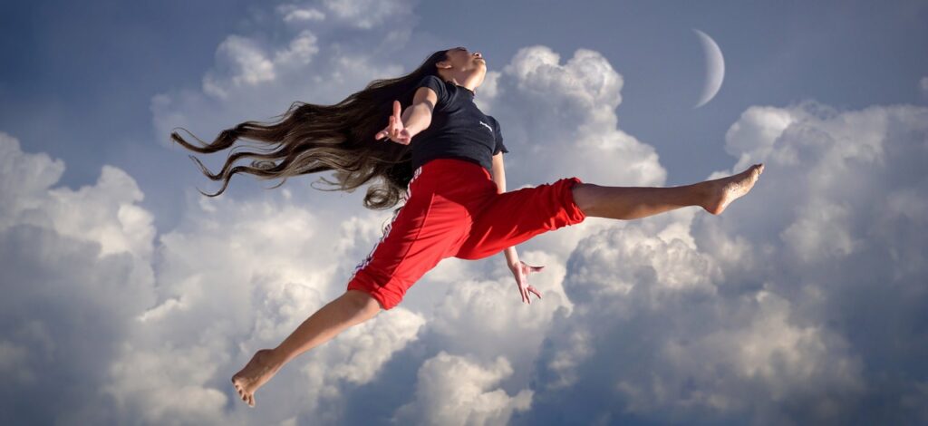 空をジャンプする女性