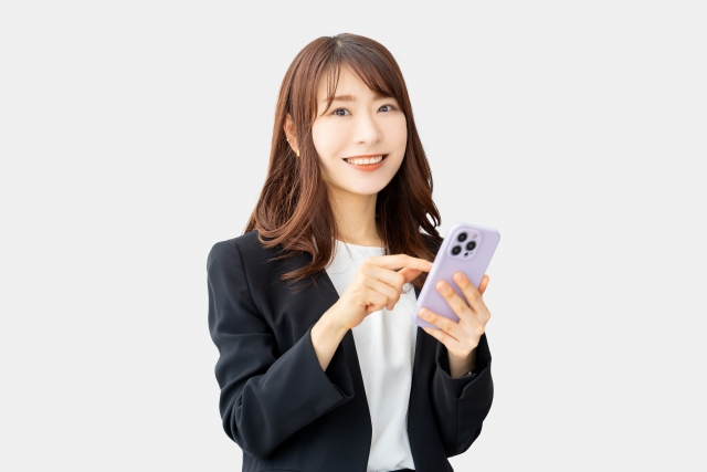 スマホを持つ笑顔の女性