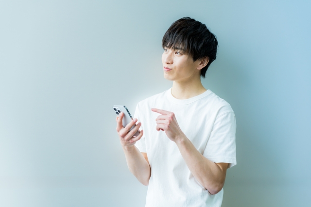 スマホを持つ若い男性