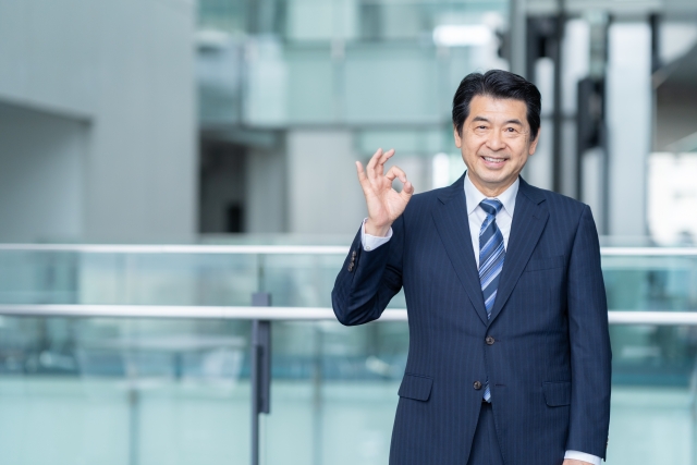 OKサインを出すビジネスマン