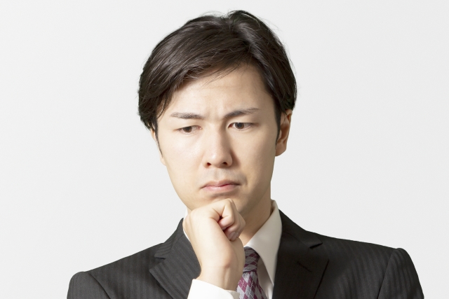 悩むビジネスマン