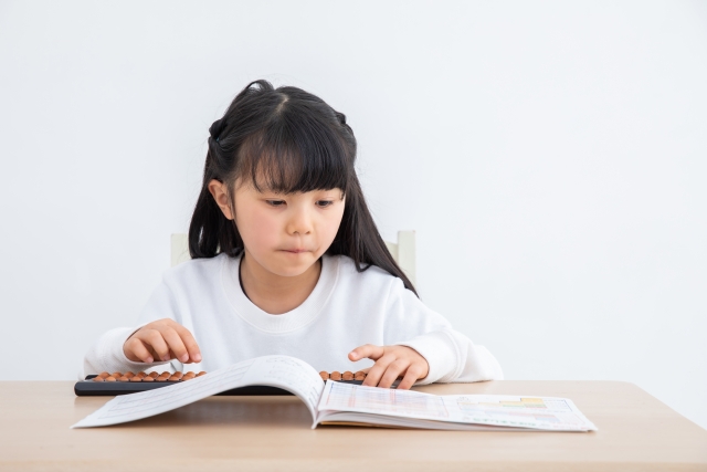 そろばんする女の子