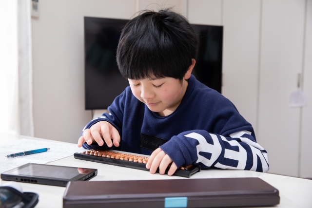 そろばんする男の子