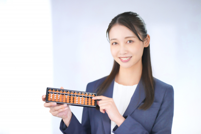 そろばんを持つ若い女性