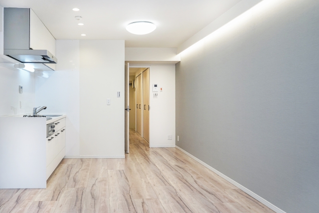 白い壁のフローリングルーム