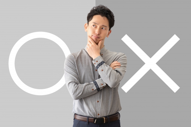 〇×で悩む男性