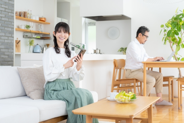 室内でリラックス夫婦