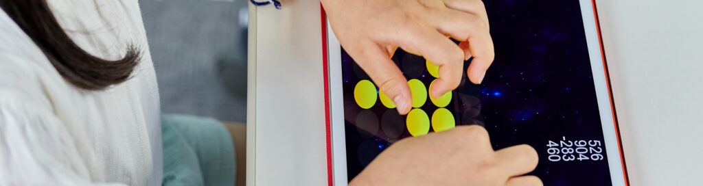そろタッチする手元